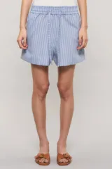 Short de calce regular confeccionado en tejido camisero, con estampado de rayas verticales en tonos celestes, azules y blancos. Cuenta con cintura elástica fruncida y cordón ajustable del mismo material.