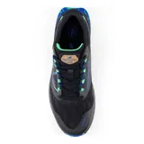 Championes de trail running New Balance Fresh Foam Garoé, color negro con detalles en azul y verde. Cuentan con entresuela Fresh Foam y suela AT Tread para tracción.
