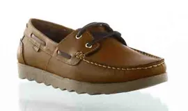 Zapatos tipo náutico de cuero color marrón habana, con cordones oscuros y suela de goma dentada en tono beige.