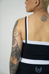Musculosa deportiva negra con doble tela y logo Hermod estampado en blanco.