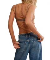 Top de manga larga color marrón, confeccionado en tejido transparente y texturizado con pequeños puntos en relieve. Presenta cuello fruncido y terminación elástica.