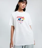 Remera de algodón color blanco con cuello redondo y mangas cortas. Presenta una estampa frontal con el personaje Mickey Mouse, elementos musicales y la frase 'Check the sound! Feel the vibe'.