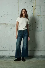 Jean de corte wide leg en color gris oscuro con acabado lavado, tiro alto y diseño de cinco bolsillos.