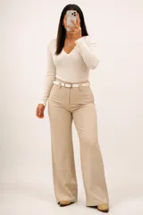 Pantalon sastrero de corte recto y tiro alto, color beige, con bolsillos laterales y cinto fino a tono incluido.