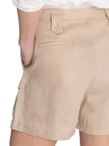 Short de lino orgánico color crema, de tiro alto con pinzas, bolsillos cargo laterales y cierre frontal con botones.