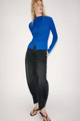 Jeans de tiro alto ZW Collection, color negro con efecto deslavado, corte tapered y diseño bombacho con raya planchada al frente.