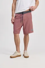 Short de baño surf fit de color salmón, con cintura fija, cordón ajustable en contraste y corte amplio.