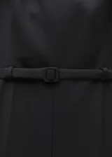 Mono corto de diseño recto y escote cuadrado, con tirantes anchos y cinturón decorativo a tono. Cuenta con bolsillos laterales y cierre de cremallera invisible en la parte posterior.