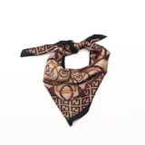Pañuelo cuadrado de satén con estampado geométrico y de cadenas en tonos beige, marrón y negro.