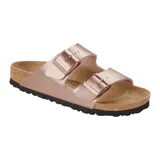 Sandalia Birkenstock modelo Arizona con dos correas ajustables con hebillas metálicas. Presenta una plantilla anatómica de corcho y una suela de goma antideslizante. El diseño cuenta con un acabado metalizado en color cobre.