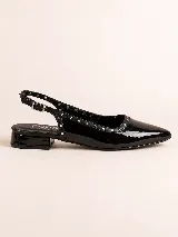 Zapatos slingback negros de charol con puntera fina, taco bajo cuadrado y detalle de tachas metálicas plateadas alrededor del borde superior y la tira trasera ajustable con hebilla.