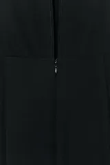 Vestido midi de Zara Woman Collection color negro, sin mangas, con cuello redondo y espalda abierta. Presenta un diseño asimétrico en el bajo adornado con flecos a tono, y cierre trasero con cremallera y botón.