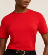Remera básica de corte ajustado, color rosado, con mangas cortas y cuello redondo. Confeccionada en tejido de ribana lisa.
