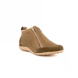 Zapato bajo de cuero color beige con refuerzos en gamuza en la puntera y el talón. Cuenta con doble cierre lateral diagonal, presilla trasera y suela de goma con relieve.