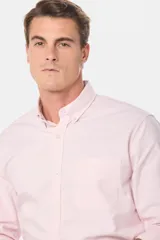 Camisa de manga larga color rosa claro, con cuello abotonado, bolsillo en el pecho y corte clásico.