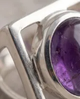Anillo de plata 925 con diseño geométrico cuadrado y piedra amatista central de corte ovalado.