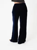 Pantalón negro de terciopelo, corte recto y relajado, con pretina elastizada con cordón ajustable y bolsillos laterales.