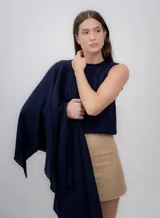 Ruana azul de tejido de punto con textura, confeccionada en 100% baby alpaca.