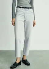 Pantalón jean de corte mom-fit y tiro alto, color celeste claro, con cierre de cremallera y botón, trabillas, cinco bolsillos y diseño de tejido elástico de algodón.