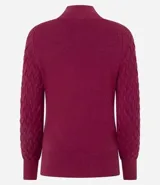 Suéter de punto color crema, con cuello alto, manga larga ajustada y textura zigzag.