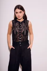 Blusa negra sin mangas de encaje con botones frontales.