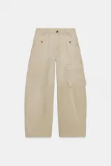 Pantalón cargo de tiro medio confeccionado en algodón, con cintura con trabillas, bolsillos delanteros y bolsillo de plastrón con solapa en la pierna.