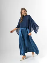 Capa azul marino confeccionada en gasa liviana, con corte holgado y escote tipo bote.
