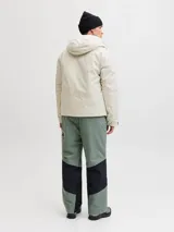 Campera técnica impermeable y cortaviento con capucha ajustable, diseñada para condiciones de frío y nieve. Cuenta con cierre frontal, bolsillos con cierre, ventilación bajo los brazos y ajustes en puños.