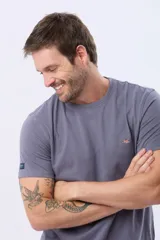 Remera lisa de manga corta y cuello redondo, color gris oscuro, de calce cómodo con pequeño logo bordado en el pecho.