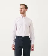 Camisa de vestir slim fit con estampado de cuadros en tonos rosa y blanco, cuello camisero y mangas largas.