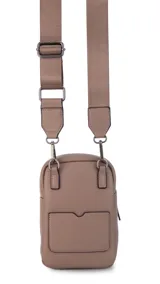 Bandolera pequeña de diseño compacto en color mostaza, confeccionada en material sintético con textura granulada. Presenta un bolsillo frontal con el logo de la marca impreso, cierre superior y correa ancha ajustable y desmontable.