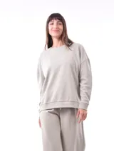 Buzo blanco de corte holgado, con cuello redondo y mangas largas.