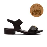 Sandalias de cuero negro con taco bajo cuadrado, tira ancha sobre los dedos con detalle de hebilla dorada y tira elástica en el tobillo.