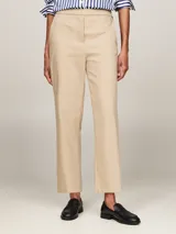 Pantalón tobillero color beige de algodón elástico, corte slim y pierna recta.
