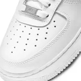 Championes Nike Air Force 1 de corte bajo, color blanco total, con diseño clásico de cuero, perforaciones en la puntera para mayor ventilación y suela de goma con unidad de aire encapsulada.