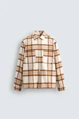 Camisa de corte relajado confeccionada en tejido con acabado de franela. Presenta diseño de cuadros en tonos beige, marrón y amarillo, cuello solapa, manga larga con puños abotonados, bolsillos plastrón en el pecho y cierre frontal de botones.