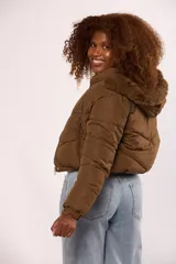 Campera bomber de nylon color rosado, con diseño acolchado, cierre frontal con cremallera y botones a presión, y capucha con borde de piel sintética al tono.