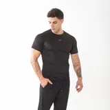 Remera de compresión negra con ajuste al cuerpo, manga corta y cuello redondo. Confeccionada en tejido técnico liviano y respirable, ideal para entrenamiento deportivo.
