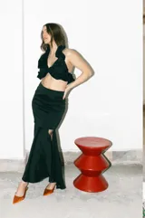 Top negro de tafeta con volados y tiras finas para atar en la espalda.