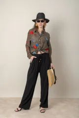 Pantalón ancho negro de lino y rayón, con cintura elastizada ajustable con cordón y bolsillos laterales.