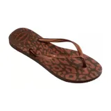 Sandalias Havaianas modelo Slim Animals, tipo chancletas, con estampado animal print en tonos marrón y café, y tiras finas marrones metalizadas.