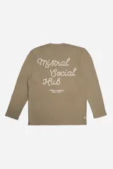 Remera de manga larga marca Mistral, color marrón con textura acanalada. Presenta cuello redondo y un pequeño logo bordado en el centro del pecho.