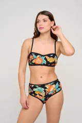 Top de bikini rojo con escote corazón y tirantes regulables.