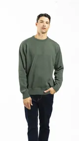 Buzo de punto liso color negro, con cuello redondo y puños y ruedo acanalados. Se lleva sobre una camisa celeste de vestir.