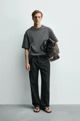 Sudadera de corte relajado confeccionada en tejido técnico interlock con mezcla de algodón, cuello redondo y manga corta.