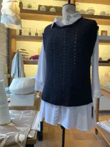 Chaleco tejido a mano en dos agujas con hilado 100% baby alpaca teñido artesanalmente, color magenta matizado. Diseño ligeramente oversize, de hombros anchos y cuello tipo bote, con puntos calados en frente y espalda y tajos a los lados en el bajo.