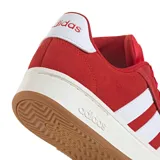 Championes Adidas modelo Grand Court Alpha, color rojo con las icónicas tres tiras laterales en blanco. Presentan una capellada de material sintético con refuerzos, interior textil, plantilla con amortiguación Cloudfoam y suela de goma resistente.