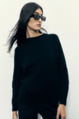 Sweater negro de lana con cuello redondo y corte clásico.