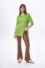 Remera negra de tejido de punto acanalado, con cuello redondo y mangas cortas. Presenta un tajo lateral pronunciado.