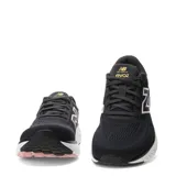 Championes de running New Balance Fresh Foam Evoz para mujer, color negro con el logotipo lateral y detalles en rosado, entresuela blanca y suela con amortiguación.